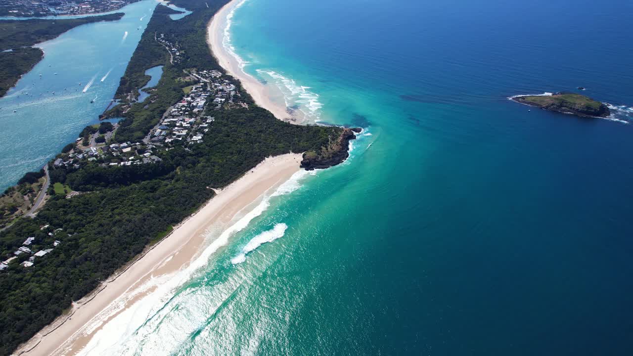 오스트레일리아 뉴 사우스 웨일즈의 트위드 강, 핑갈 헤드랜드 및 해변의 파노라마 뷰 - 드론 촬영
