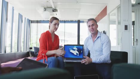 Kollegen-Präsentieren-Etwas-Mit-Einem-Laptop