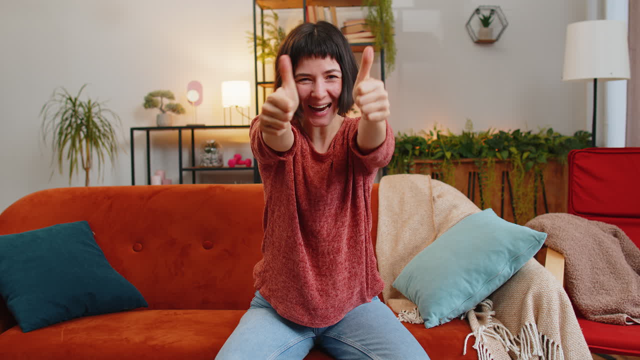 Donna felice che grida, festeggia un successo, guarda un campionato in TV, applaude e si diverte
