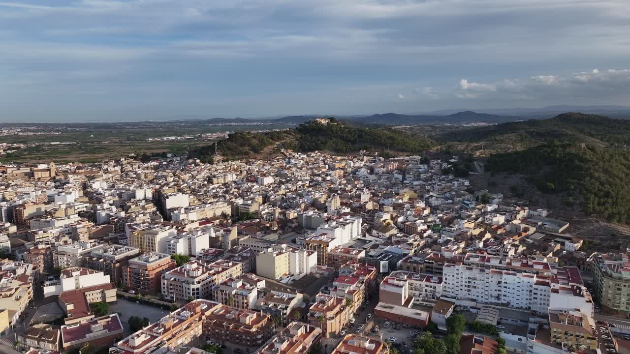 vista aérea de una ciudad en una colina en españa