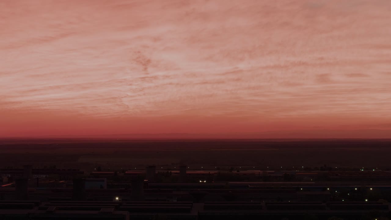 드론  ⁇ 으로 촬영된 초현실적인  ⁇ 스타포지션은  ⁇ 은 하늘이 무서운 산업 풍경 위에 나타납니다. 4k50fps 영화 수준입니다.