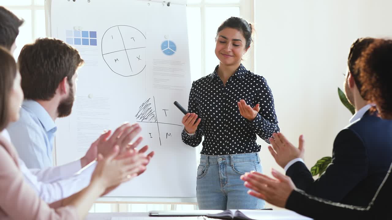 la audiencia aplaude el feliz líder indio gracias por la presentación de flipchart