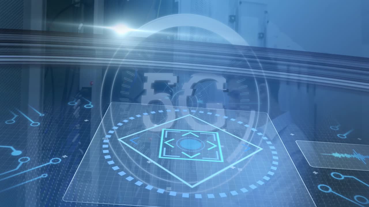 animación de escaneo de alcance con procesamiento de texto y datos 5g sobre hombre caucásico en la sala de servidores.