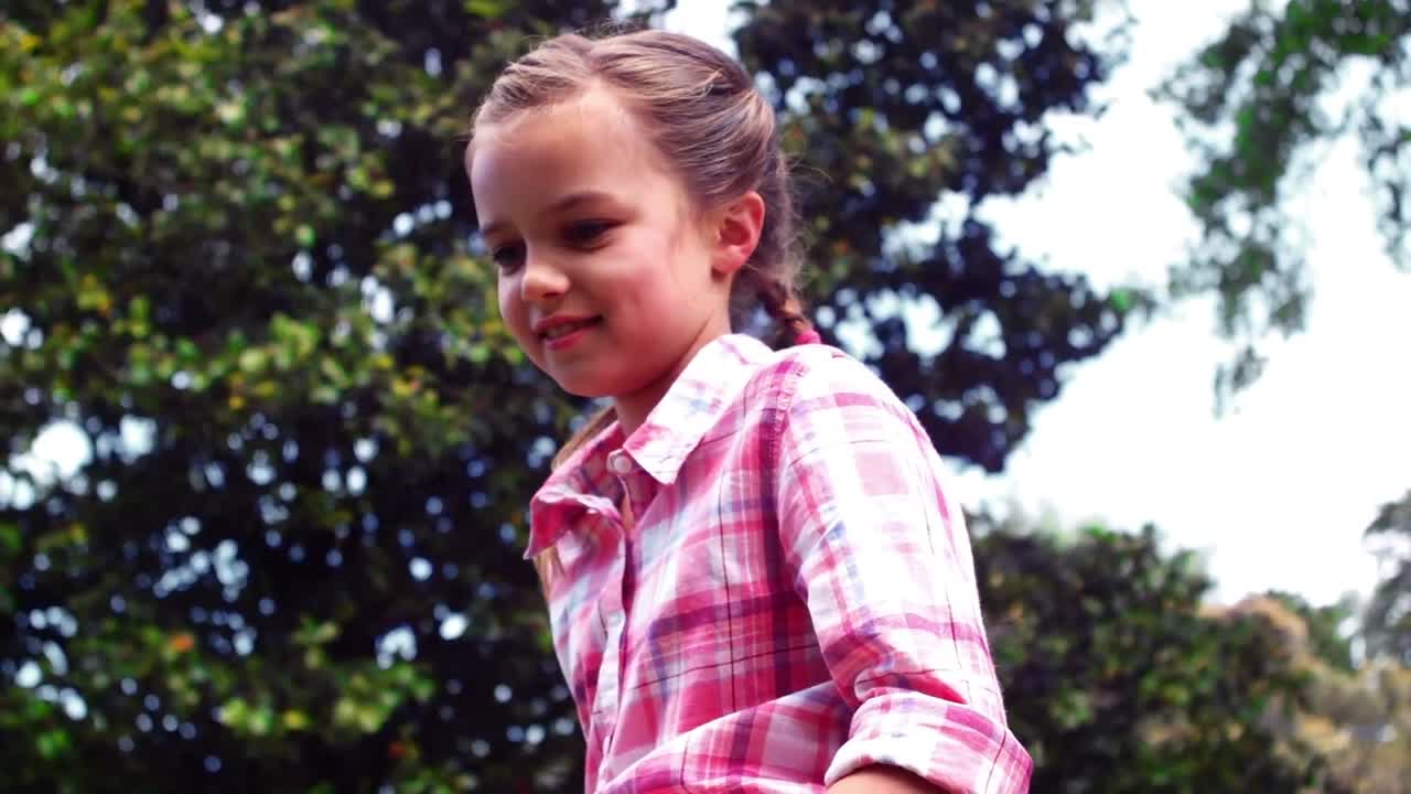 una chica se divierte en el parque.