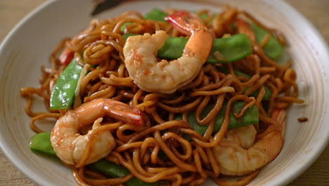 Fideos-Yakisoba-Salteados-Con-Guisantes-Verdes-Y-Gambas---Estilo-De-Comida-Asiática