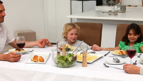 Family-praying-together-during-the-lunch