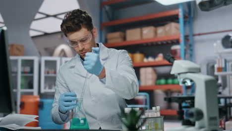 médico haciendo investigación de laboratorio en la clínica de cerca. hombre científico serio