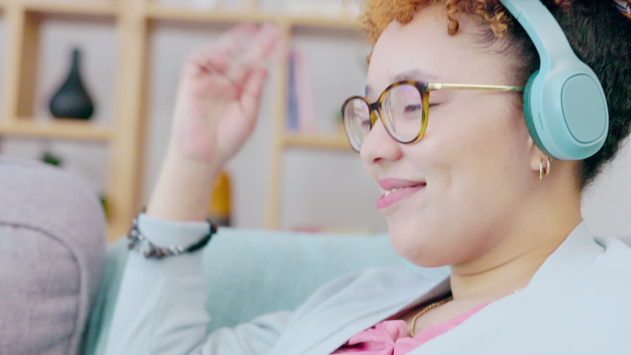 mujer negra, auriculares de música