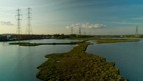 las torres de transmisión que recubren los humedales del paisaje de southampton proporcionan electricidad de alto voltaje