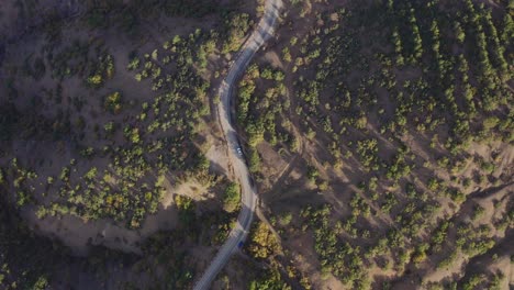 vista aérea de un coche conduciendo por la hermosa carretera de las montañas