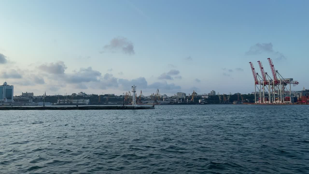 우크라이나 흑해의 잔잔한 파도를 건너는 보트에서 오데사 항의 항구 기중기