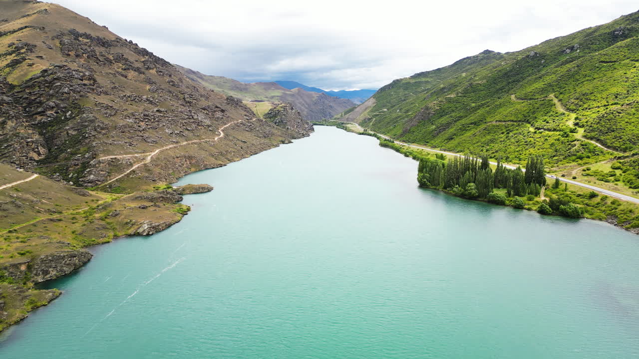 paisaje idílico del río clutha y la carretera estatal, región de otago, nueva zelanda