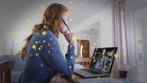 animación de puntos de luz sobre una mujer caucásica haciendo una videollamada