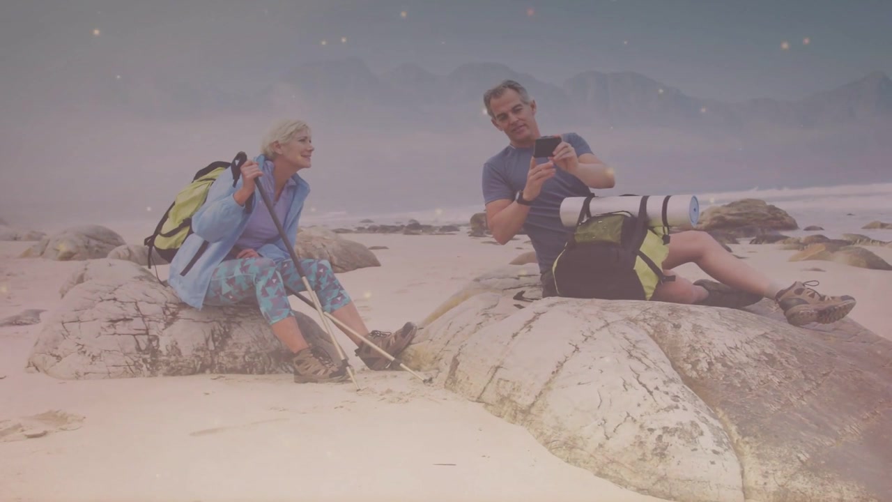 Man lyfter telefon och scrollar; kvinna lutar sig mot en dimmig strand, en animerad resväg vägleder dem.