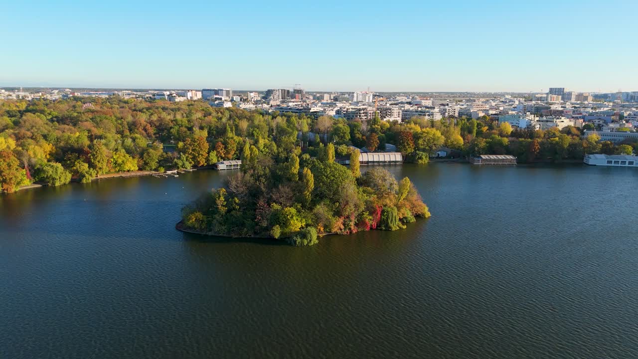 봄 에 헤라스트라우 호수 를 회전 하는 공중 사진, 부쿠레슈티, 루마니아