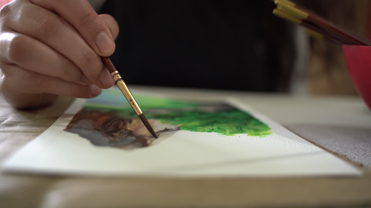 zoom en primer plano de las pinceladas sobre una pintura de paisaje de montaña como si estuviera hecha por una adolescente usando pintura gouache