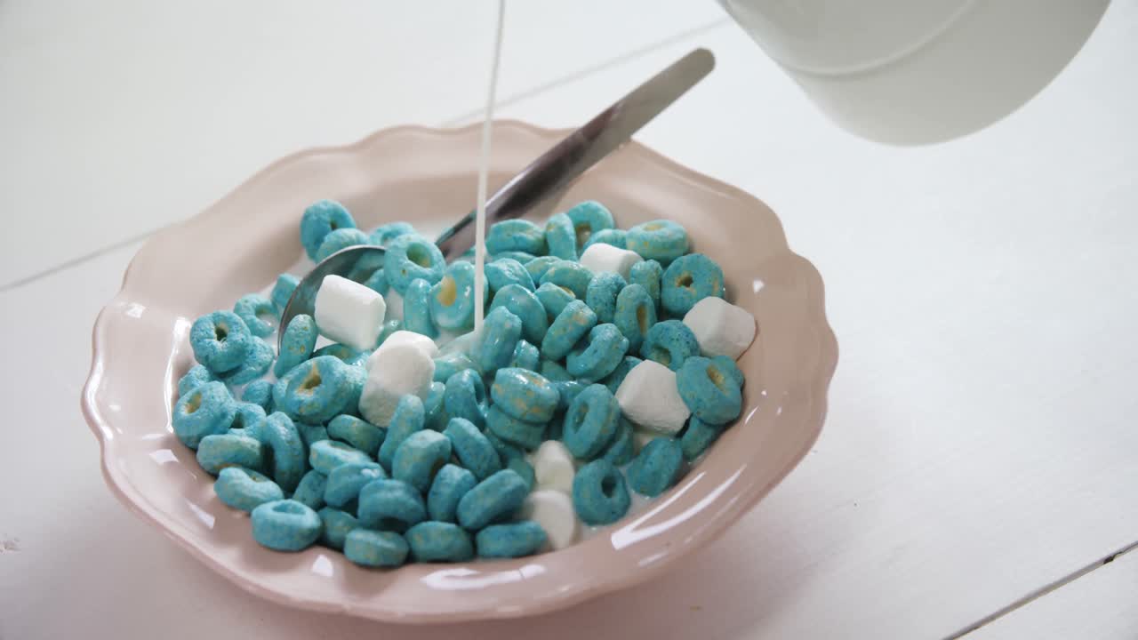 우유는 시리얼 링과 습지 말로우 4k에  ⁇ 습니다.