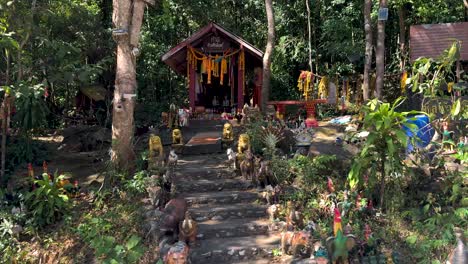 casa de espíritus colorida rodeada de naturaleza y ofrendas