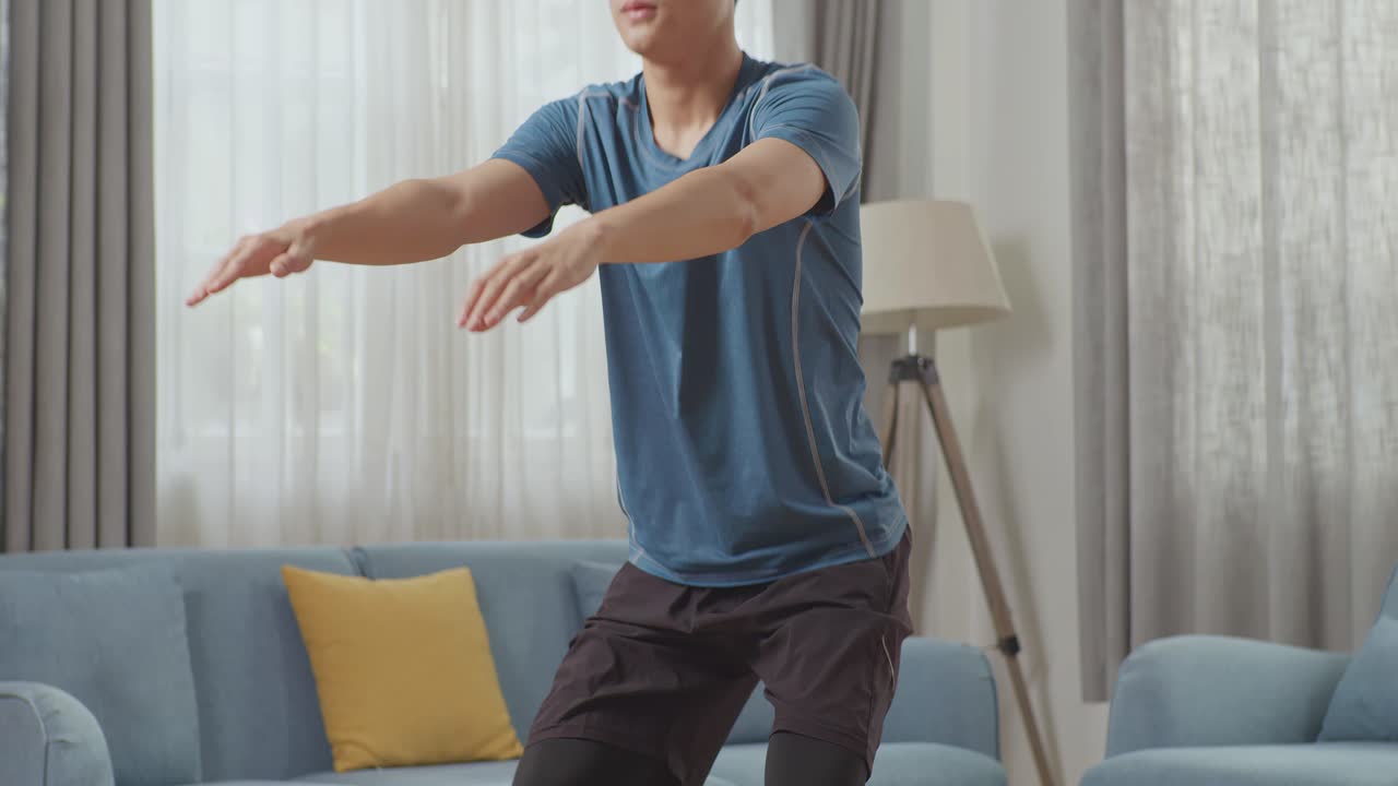 스포츠 옷을 입은 젊은 아시아 운동선수 남성이 집에서 매트에 이 운동을 하고 있습니다.