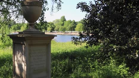 Menschen-Entspannen-Draußen-Im-Hyde-Park-In-London