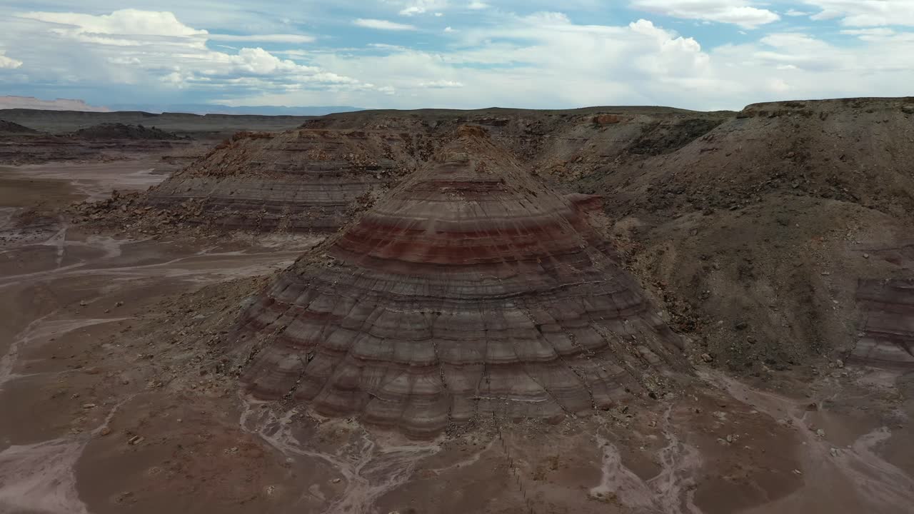 vista aérea de colinas de bentonita erosionadas en utah - disparo de drones