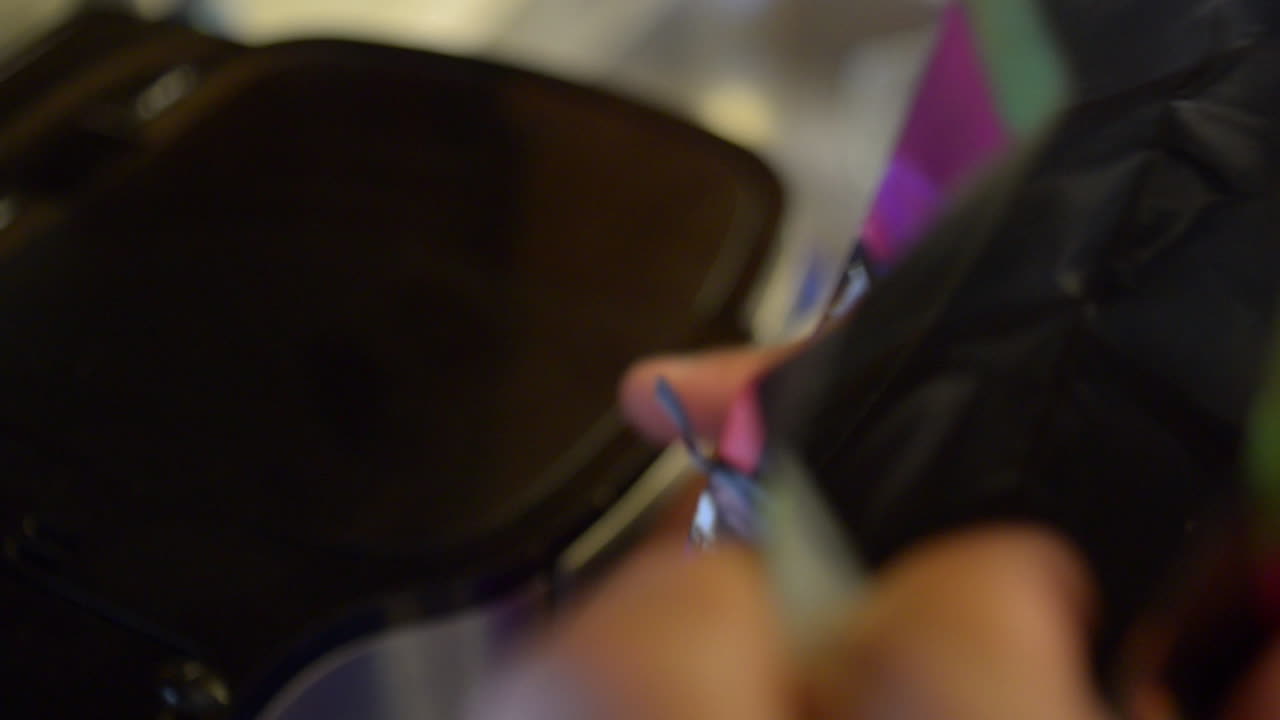 un hombre haciendo café por la mañana sea él mismo, en la cocina