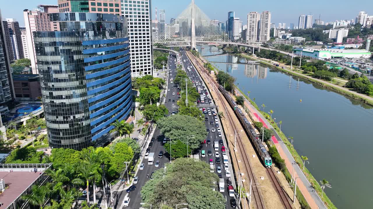 브라질 상파울로 시내에 있는 케이블 스테드 브리지