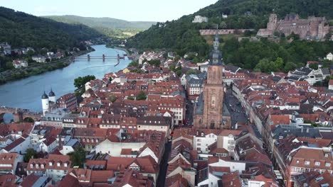 Clip-Cinematográfico-De-Drones-4k-Sobre-La-Iglesia-Y-Los-Edificios-Del-Casco-Antiguo-De-Heidelberg,-Alemania