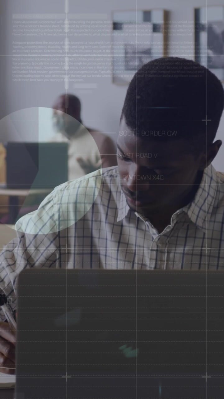 Animation einer Infografik-Oberfläche, afroamerikanischer Mann schreibt auf Notizblock und arbeitet am Laptop