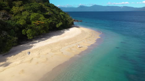 Aufschlussreiche-Drohnenaufnahme-Einer-Frau,-Die-Am-Strand-Von-Fitzroy-Island-In-Australien-Läuft