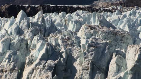 detalle de los picos irregulares del glaciar en alaska