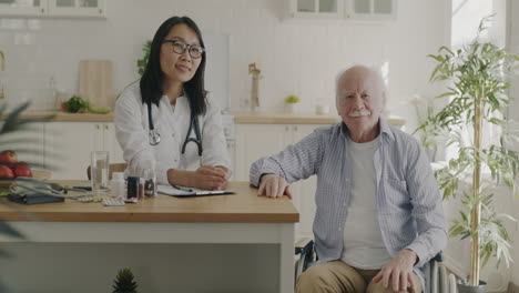 médico que visita a un paciente de edad avanzada en su hogar