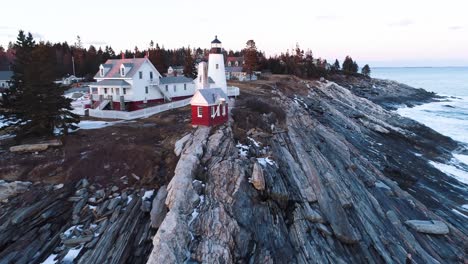 Vista-Aérea-Desde-El-Borde-Del-Lecho-Rocoso-Tierra-Adentro-Destacando-La-Luz-Del-Punto-Grindel-Islesboro-Maine,-Estados-Unidos