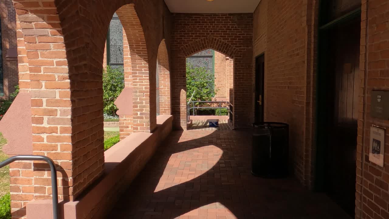 미국 텍사스 주 휴스턴에 있는 크리스토 교회 대성당의 경로를 걸어가며 은 날