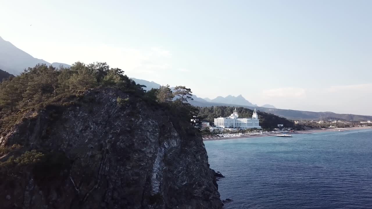 산을 볼 수 있는 해안 휴양지