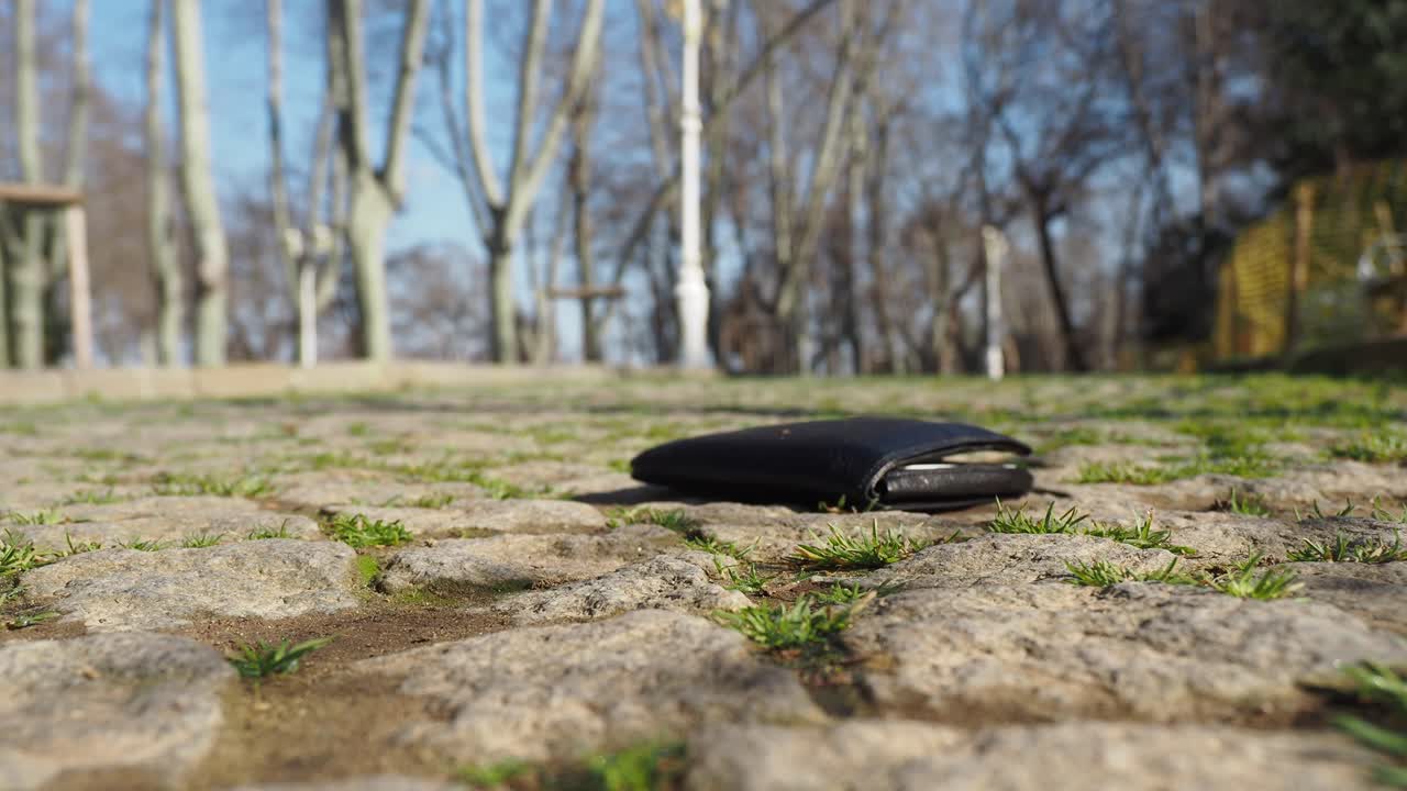 자갈길에서 지갑을 잃은 사람