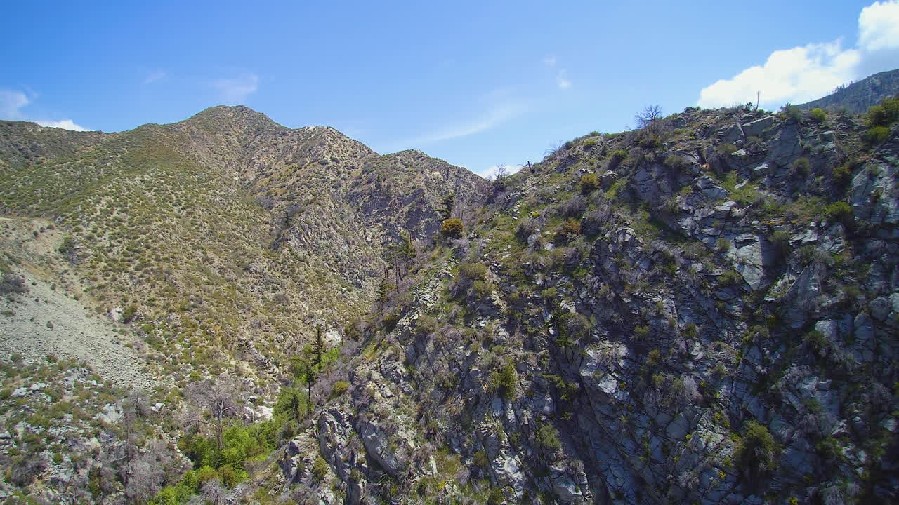 imágenes de drones de montañas en el bosque nacional de angeles sur de california