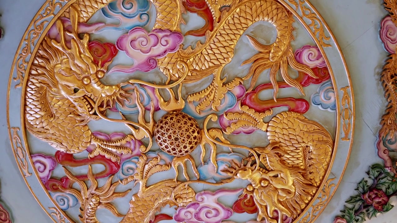 Elaborati motivi di draghi e fenici dorati decorano un pannello circolare del soffitto, circondato da nuvole colorate e disegni floreali. Ideale per documentari culturali o studi architettonici.