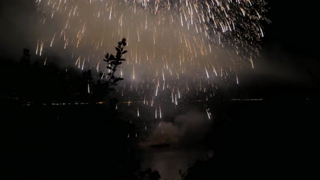 gran espectáculo de fuegos artificiales en el mar