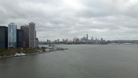 Vista-Aérea-De-La-Terminal-Whitehall-Con-Fondo-De-Brooklyn,-En-Nyc-Nublado---Pan,-Drone-Shot