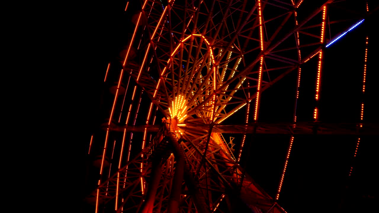 luces de la rueda gigante por la noche