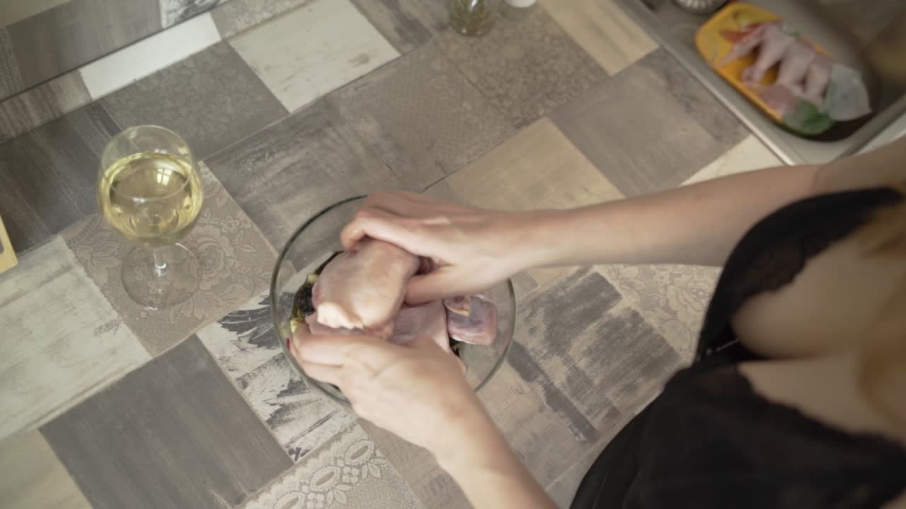 mujer marinando patas de pollo