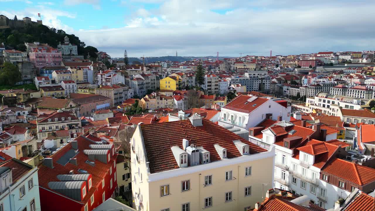 Sorgendo sopra Mouraria, area storica della città di Lisbona, e sorvolando Lisbona, Portogallo.