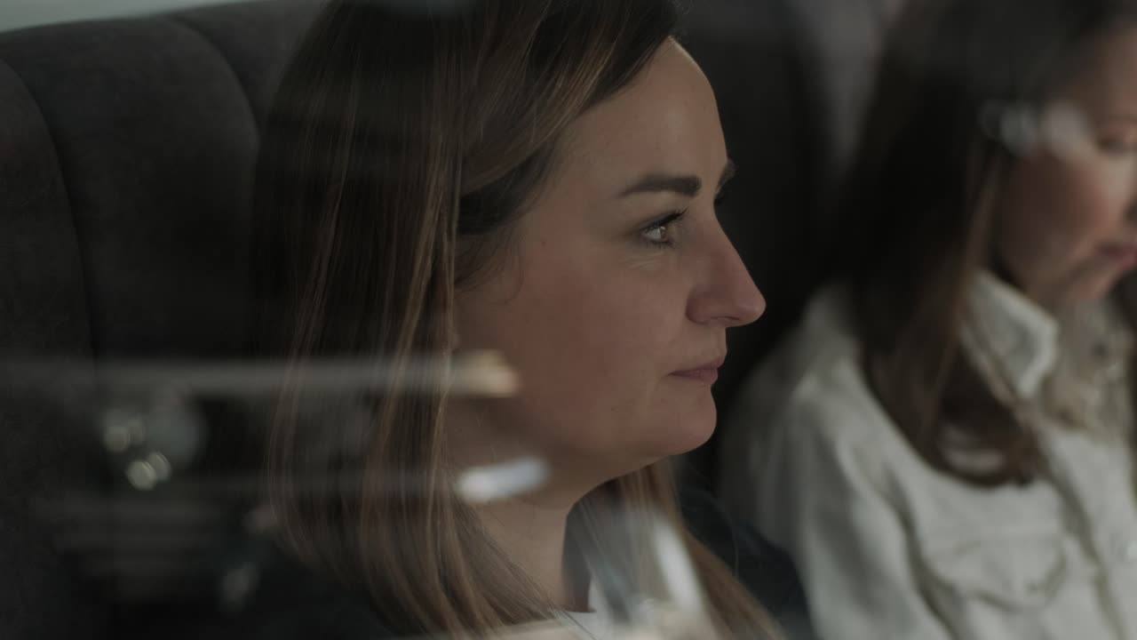 커피 휴식을 즐기는 자동차 서비스 매니저