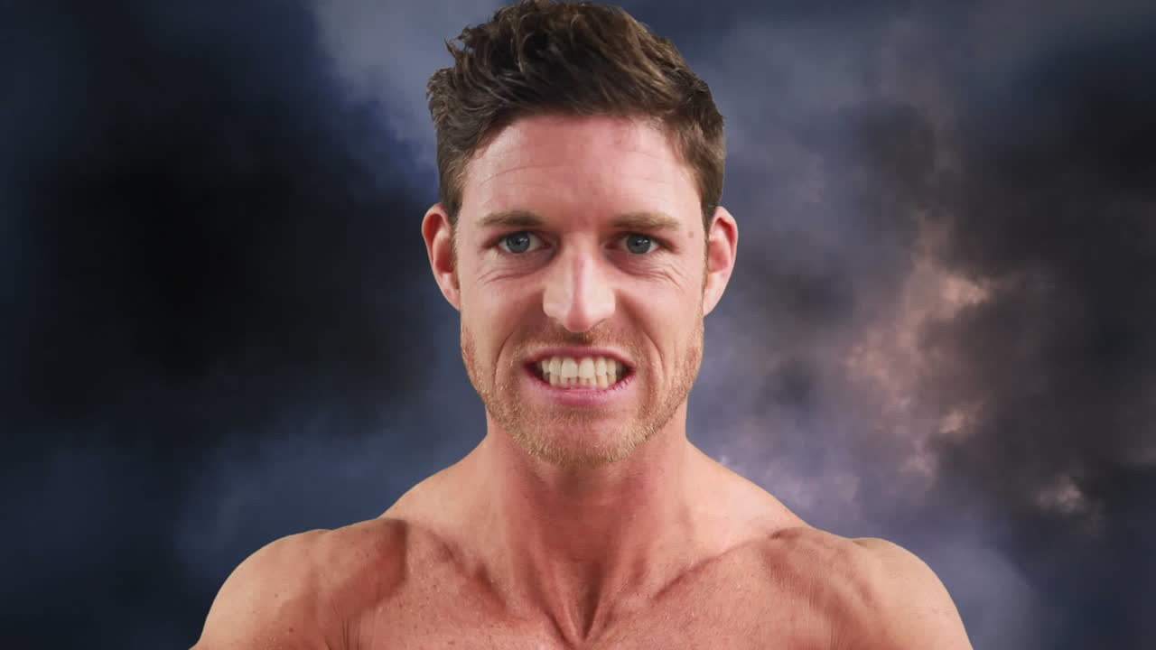 hombre atlético flexionando sus músculos