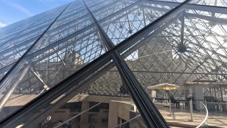 vista de la pirámide del louvre y el patio