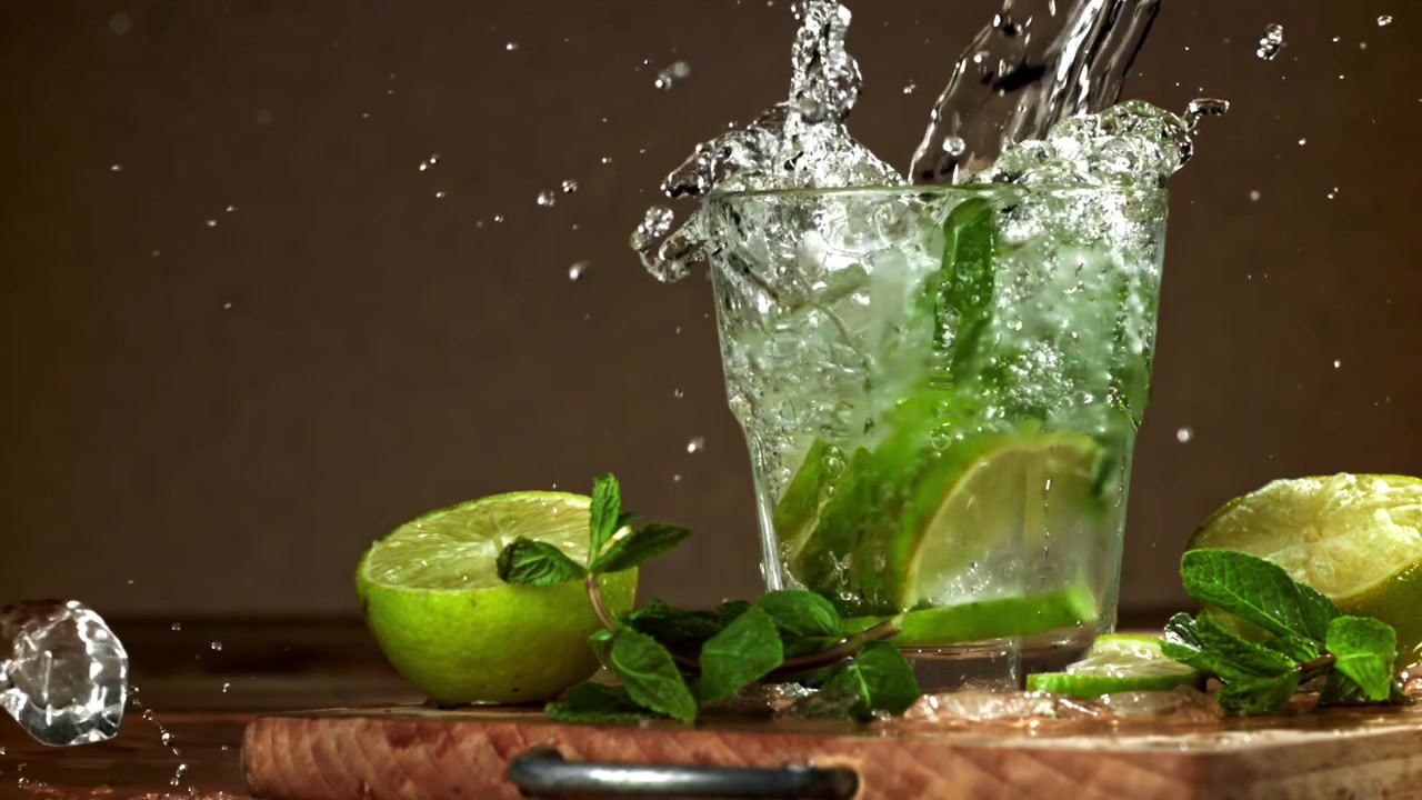 Virkistävän Mojito-juoman valmistus jäästä, limestä ja mintusta