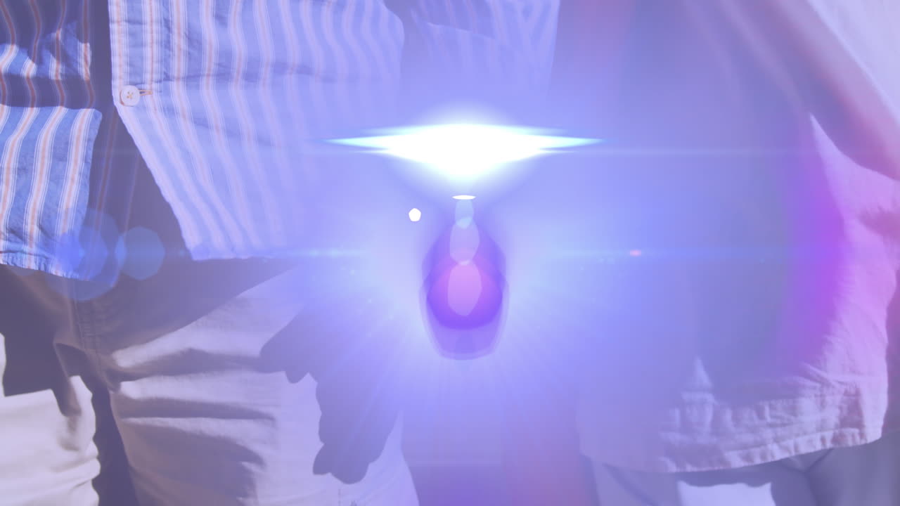 손을 잡고 공원에서  ⁇ 고 있는 노인 부부의 중간 부분을 가로질러 움직이는 빛의 애니메이션