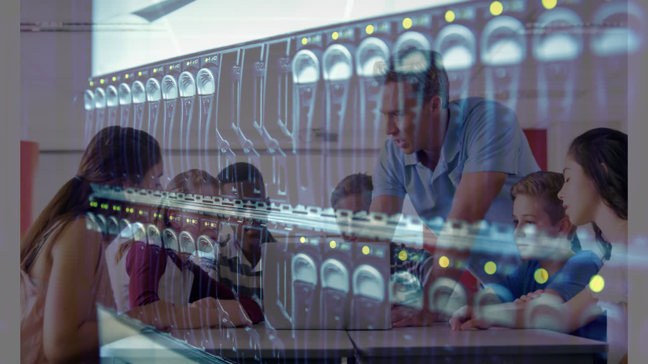 animación del servidor de computadora sobre los estudiantes y el maestro