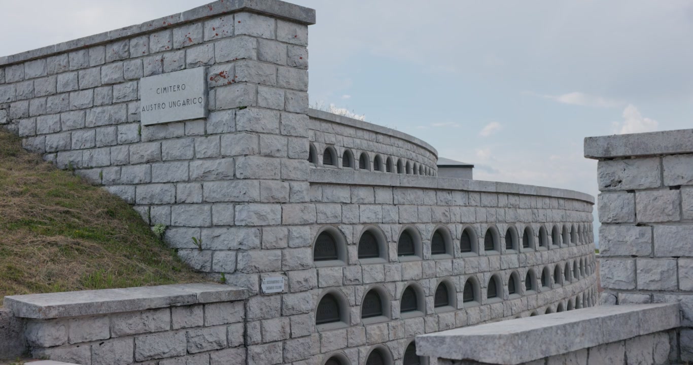 Monumentalt ossuarium vid militärmonumentet Monte Grappa i Veneto, Italien. Statisk bild.